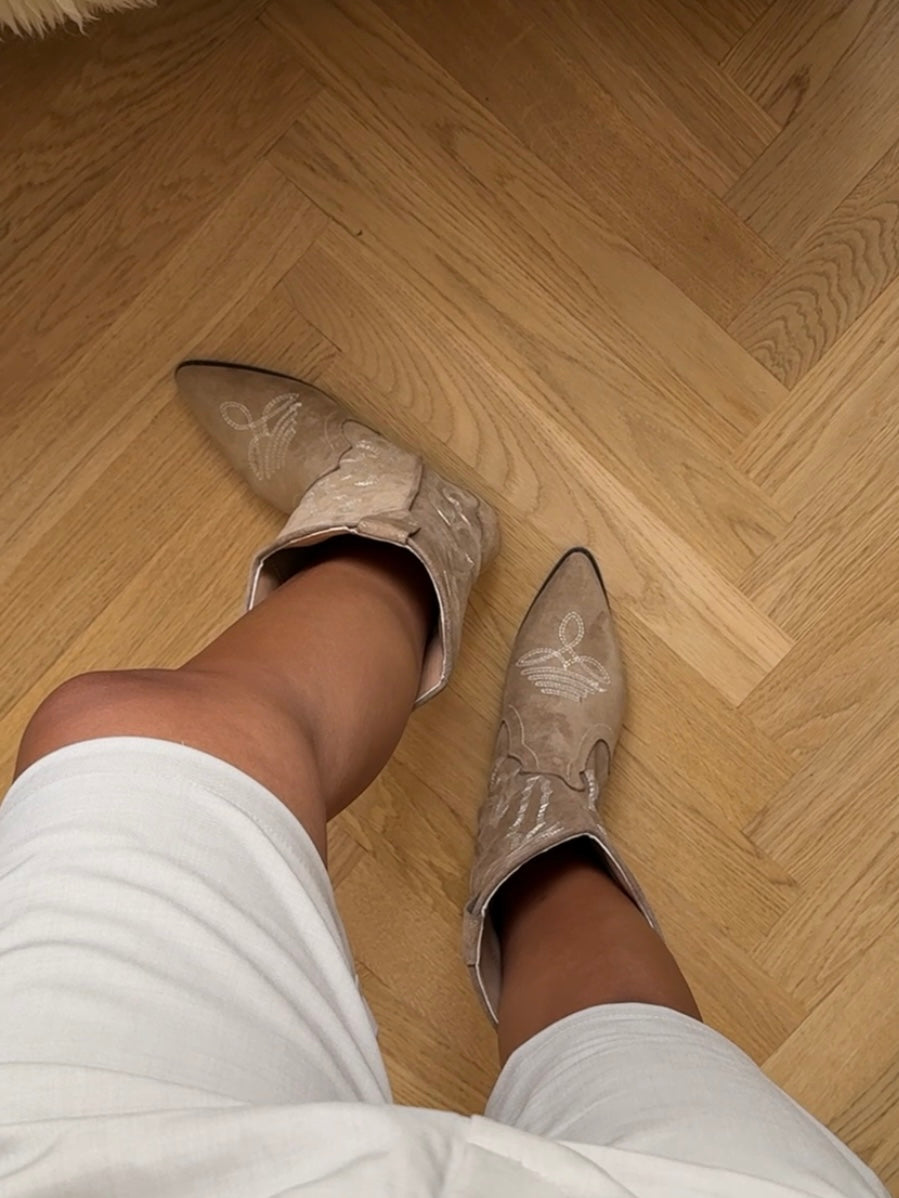 Suede cowboy boots Beige – AYA-S Worldwide